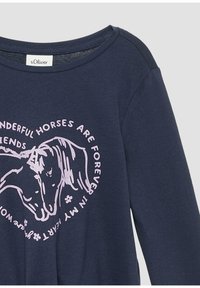 Marineblauw lang mouwen T-shirt met een ronde halslijn, voorzien van een lichtroze paardenafbeelding en tekst in een cirkelvormig patroon, gemaakt van een zachte katoenmix.