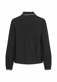 Zwarte blouse met lange mouwen en een gestructureerde afwerking, met een kraag en kantdetails op de manchetten, en een plooien aan de achterkant voor extra vorm.
