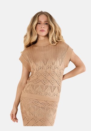Ensemble en tricot à deux pièces de couleur beige clair avec un motif ouvert texturé. Haut sans manches avec un col haut et une jupe ajustée, présentant des motifs géométriques.