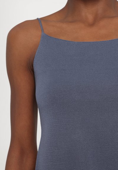 Blaues, geripptes Tanktop mit dünnen Spaghettiträgern und enganliegender Silhouette. Der Stoff hat ein strukturiertes, dehnbares Aussehen.