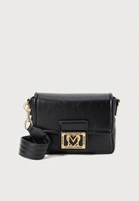 Borsa a tracolla in pelle nera con tracolla larga e placca con logo Love Moschino in metallo dorato sulla patta frontale.