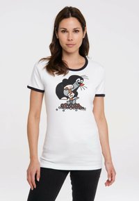 Weißes Baumwoll-T-Shirt mit schwarzem Ringerkragen, das eine Grafik eines Maulwurfs zeigt, der in einem Steinhaufen gräbt. Enganliegendes Design.