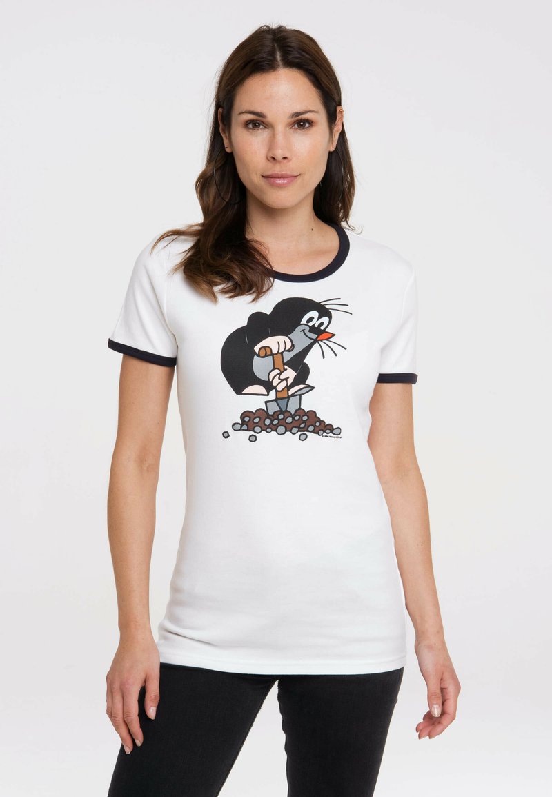 Weißes Baumwoll-T-Shirt mit schwarzem Ringerkragen, das eine Grafik eines Maulwurfs zeigt, der in einem Steinhaufen gräbt. Enganliegendes Design.