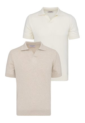To strikkede polo shirts med korte ærmer, en beige og en off-white, med åbne kraver og ribstrikkede manchetter.