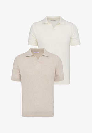 Zwei kurzärmelige Strick-Poloshirts, eines beige und eines cremeweiß, mit offenen Kragen und gerippten Bündchen.