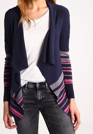Granatowy kardigan z otwartym przodem, z paskowanymi rękawami w odcieniach szarości, różu i fioletu. Miękka tekstura, luźny krój i lekka konstrukcja.