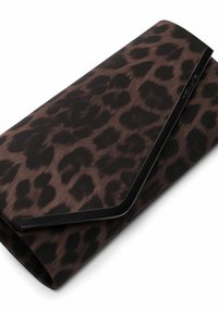 Leopardmönstrad clutchtvåln av slät tyg. Utrustad med en elegant svart metallstängning med en vinklad design. Färgskala i brunt och svart.