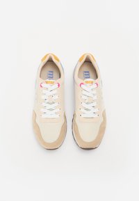 Baskets beige avec des panneaux en mesh et en daim. Présente des accents colorés en rose, bleu et orange, et des lacets blancs. Bout rond et semelle en caoutchouc.