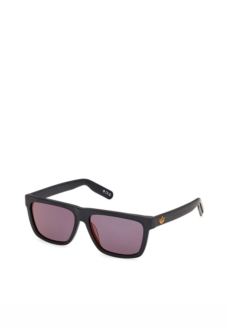 Gafas de sol rectangulares negras con lentes tintadas de púrpura oscuro y un pequeño logo de mano naranja en la varilla lateral.