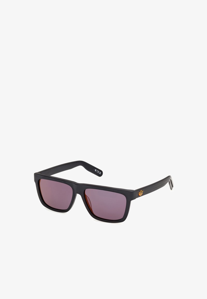 Lunettes de soleil rectangulaires noires avec des verres teintés violet foncé et un petit logo de main orange sur la branche.