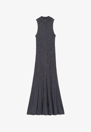 Ärmelloses, gestricktes graues Kleid mit geripptem Muster und einem ausgestellten Rock, der von der Taille bis zum Saum vertikale Falten aufweist.