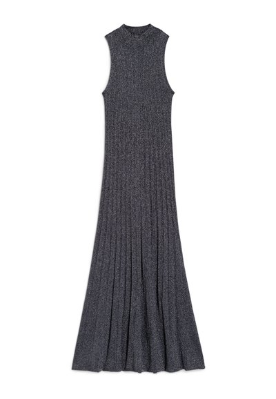 Rochie gri tricotată fără mâneci, cu o textură ribbed și o fustă evazată, având pliseuri verticale de la talie până la tiv.