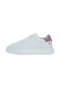 Weiße Leder-Sneaker mit einem strukturierten lila Wildleder-Fersenstück, flachen Schnürsenkeln, perforierten Seitendetails und einer dicken weißen Gummisohle.