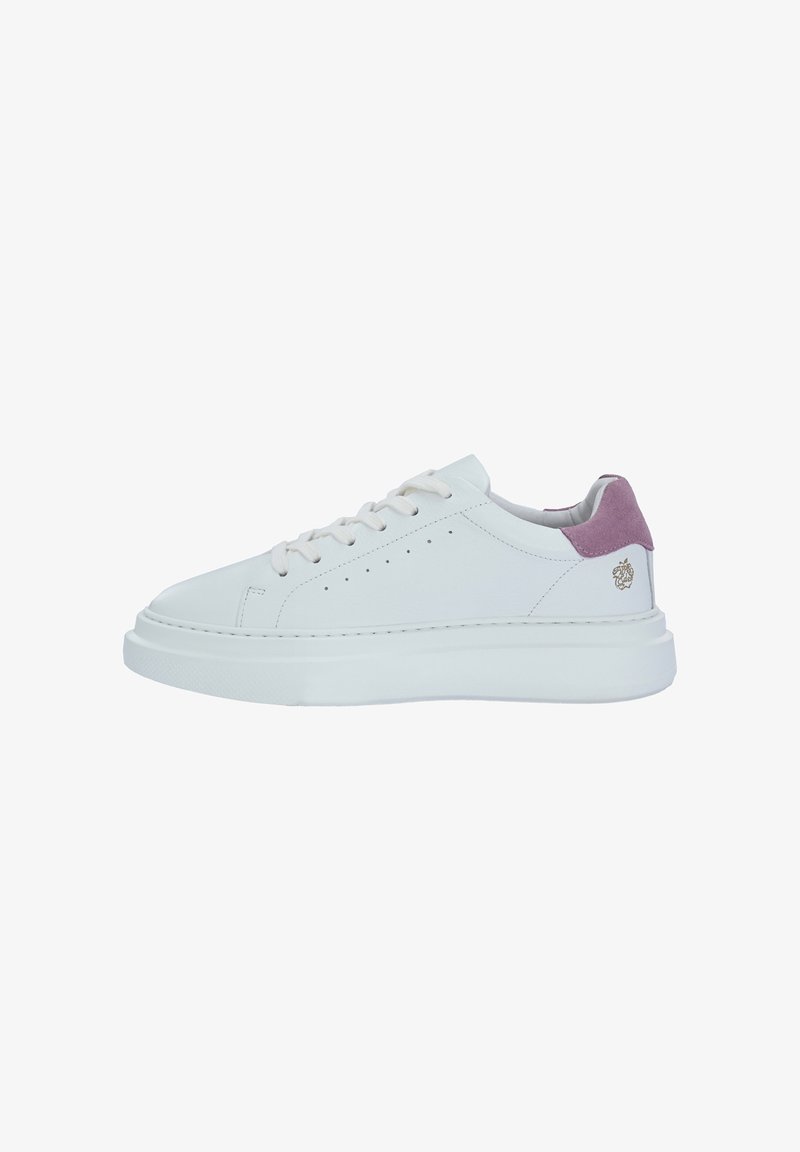 Sneaker bianca in pelle con un inserto in suede lavanda testurizzato sul tallone, lacci piatti, dettagli laterali perforati e una spessa suola in gomma bianca.