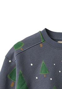 Grå genser med mønster av grønne trær og hvite prikker, ribbet hals og skuldersømmer. Stoffets tekstur virker glatt og myk.