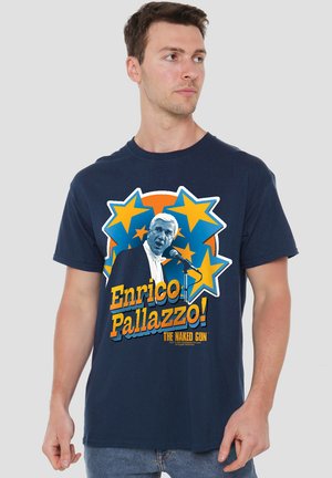 Navyblaues Baumwoll-T-Shirt mit einem bunten Grafikmotiv eines Mannes mit weißen Haaren am Mikrofon, umgeben von blauen und orangefarbenen Sternen. Der Text lautet "Enrico Pallazzo!"