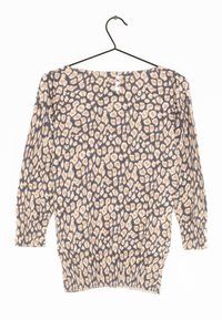 Pull en tricot avec un large décolleté, manches 3/4, présentant un motif léopard beige et marine, tissu texturé, et trois boutons blancs dans le dos.