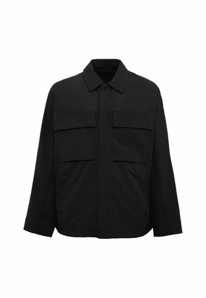 Schwarze Jacke aus glattem Stoff, mit einem spitzen Kragen, zwei Brusttaschen und einem geraden Schnitt in boxy Silhouette.