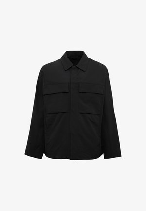 Schwarze Jacke aus glattem Stoff, mit einem spitzen Kragen, zwei Brusttaschen und einem geraden Schnitt in boxy Silhouette.