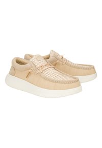Beige Freizeitschuhe aus weichem Stoff, mit einem gewebten Design an der Vorderseite, runder Zehenform und dicken weißen Gummisohlen.