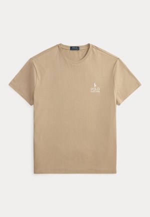 Tricou bej cu mâneci scurte și decolteu rotund, cu mic logo alb Polo Ralph Lauren pe pieptul stâng.