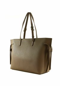 Sac fourre-tout en cuir marron avec finition texturée, deux longues poignées et sangles latérales. Forme rectangulaire avec un design structuré.