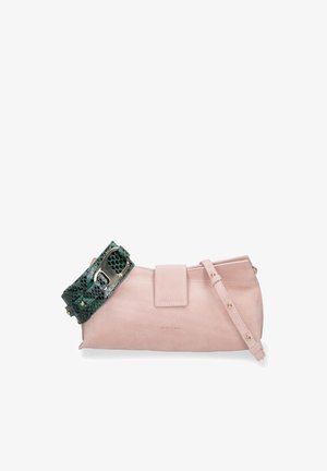 Sac à main rectangulaire en daim rose clair avec une large bandoulière verte à texture peau de serpent et une fine bandoulière rose assortie et réglable.