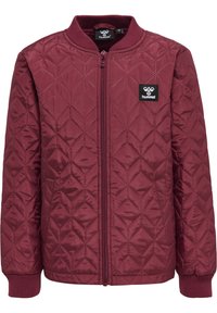 Bordowa pikowana kurtka bomberka z zamkiem z przodu, prążkowanym kołnierzem i mankietami oraz małą naszywką z logo na lewej piersi.