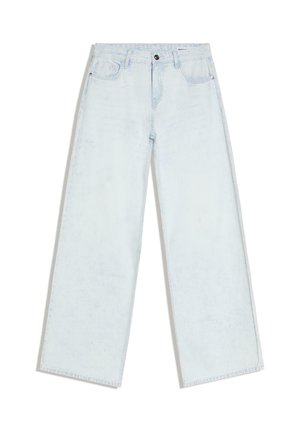 Világoskék, széles szárú farmer, elülső gombokkal és cipzárral, övbújtatókkal, valamint ötlovas zsebes kialakítással, fehér háttéren kiterítve.