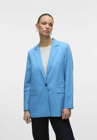 Blazer azzurro chiaro con taglio dritto, chiusura a un bottone, revers classici e due tasche frontali. Tessuto liscio, design su misura.