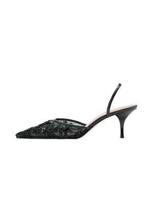 Zapato de salón negro con puntera puntiaguda, talón descubierto, tacón bajo y tejido transparente con diseño floral bordado.