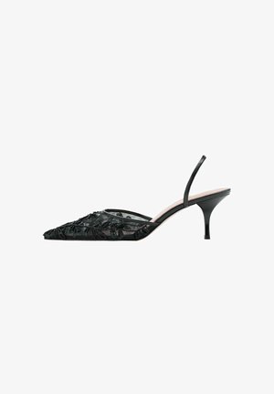 Zapato de salón negro con puntera puntiaguda, talón descubierto, tacón bajo y tejido transparente con diseño floral bordado.