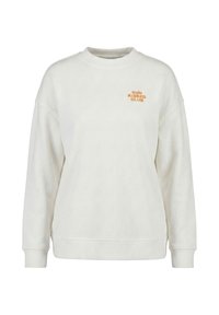 Sweatshirt blanc à col rond avec manches longues et texte orange "SUN KISSED CLUB" sur la partie supérieure gauche de la poitrine.
