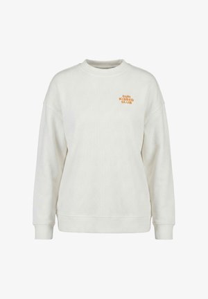 Biała bluza z okrągłym dekoltem, długimi rękawami i pomarańczowym napisem "SUN KISSED CLUB" na górnej lewej stronie klatki piersiowej.