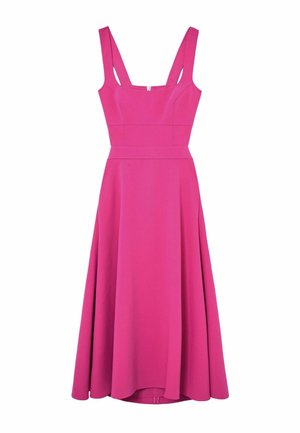 Svetlo ružičasta midi haljina bez rukava s širokim trakama, pripijenim korzetom, šavom u struku i suknjom koja se širi, na bijeloj pozadini.