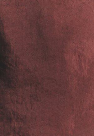 Tejido burdeos con una superficie suave y texturizada. Un brillo sutil refleja la luz, mostrando un tejido suave con ligeras variaciones en el color.