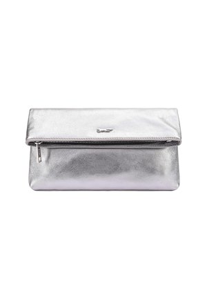 Pochette argentée en métal avec une texture lisse, fermeture zippée et rabat repliable. Présente un logo subtil à l'avant.