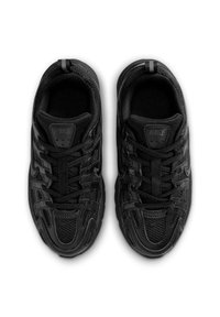 Ζεύγος μαύρα αθλητικά παπούτσια Nike με πλέγμα και σύνθετες επικαλύψεις, σχέδιο με κορδόνια και θηλιές στα τακούνια, σε θέα από πάνω σε λευκό φόντο.