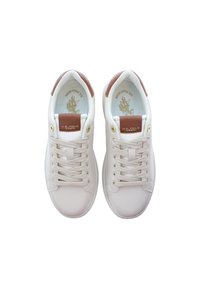 Bílé tenisky s hladkým koženým povrchem, hnědé akcenty na patě a jazyku, a odpovídající design tkaniček. Zlaté logo tištěné na stélce.