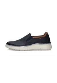 Scarpa slip-on in pelle blu navy con suola in gomma bianca, cuciture a contrasto lungo il lato e un piccolo logo sulla parte superiore. Interno morbido.