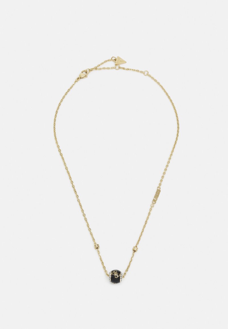 Collier chaîne en or avec un petit pendentif en perle noire comportant des initiales décoratives dorées et une fermeture à mousqueton.
