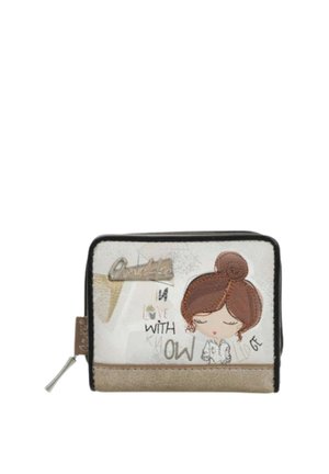 Piccolo portafoglio con zip con illustrazione di una bambina dei cartoni animati, chignon castano e testo "In love with knowledge" su sfondo beige e bianco.