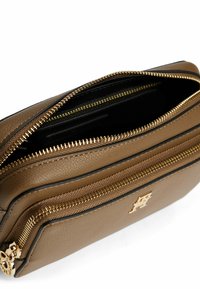 Billetera de piel marrón con cremalleras doradas, que cuenta con múltiples compartimentos y un exterior texturizado. Detalle notable del logo en la parte frontal.