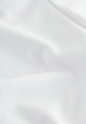 Valkoinen puuvillakangas sileällä pinnalla, jossa on hienovaraisia ryppyjä ja poimuja. Materiaalissa on tasainen väri ilman kuvioita.
