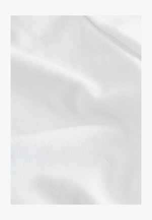 Witte katoen stof met een gladde textuur, voorzien van subtiele plooien en vouwen. Het materiaal heeft een uniforme kleur zonder patronen.