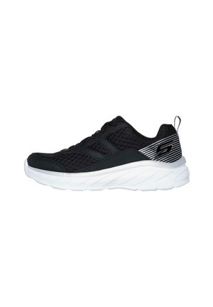 Zapatilla deportiva negra con parte superior de malla, suela blanca y acento a rayas en el talón. Presenta un diseño con cordones y un logo en la parte trasera.