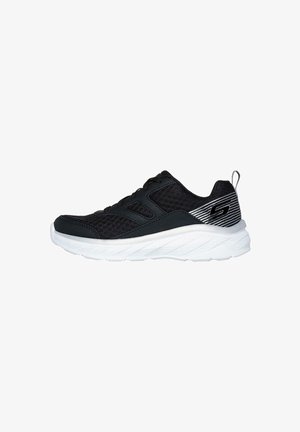 Zapatilla deportiva negra con parte superior de malla, suela blanca y acento a rayas en el talón. Presenta un diseño con cordones y un logo en la parte trasera.