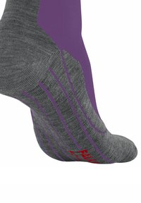 Skarpetka w odcieniach szaro-fioletowych z teksturowaną szaro-skalistą podstawą, ozdobiona kolorowymi akcentami i czerwoną logotypą w rejonie palców.