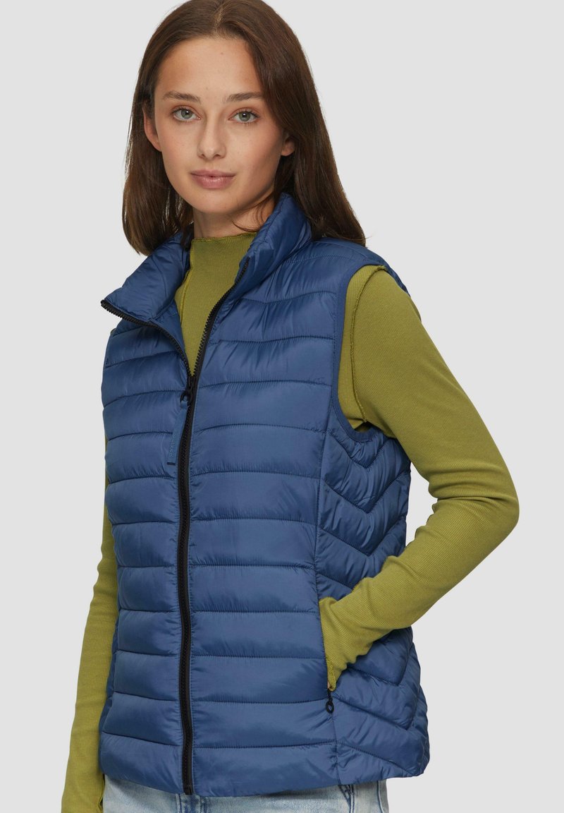Marineblauer Puffer-Westen mit Reißverschluss, hohem Kragen und seitlichen Taschen. Mit horizontalen und diagonalen Nähmustern.