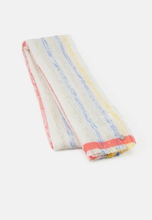 Écharpe blanche pliée avec des rayures verticales jaunes, bleues, beiges et des bords corail sur fond blanc avec une petite étiquette ronde en argent.